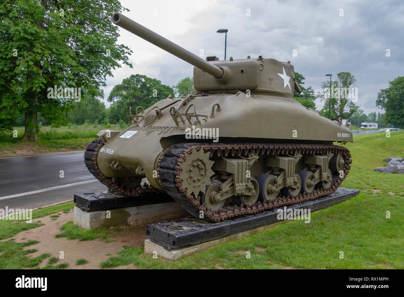 Sherman M4A1 serbatoio medio di fronte al Museo di Overlord, Lotissement centro di Omaha, Colleville-sur-Mer, Francia. Foto Stock
