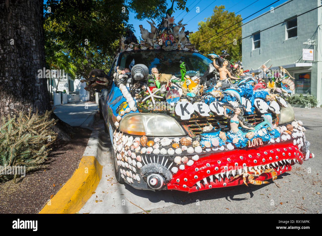 KEY WEST, FLORIDA, Stati Uniti d'America - 14 gennaio 2019: un'auto sono decorate con un mix unico di conchiglie e figurine sta parcheggiato su una tranquilla strada residenziale. Foto Stock