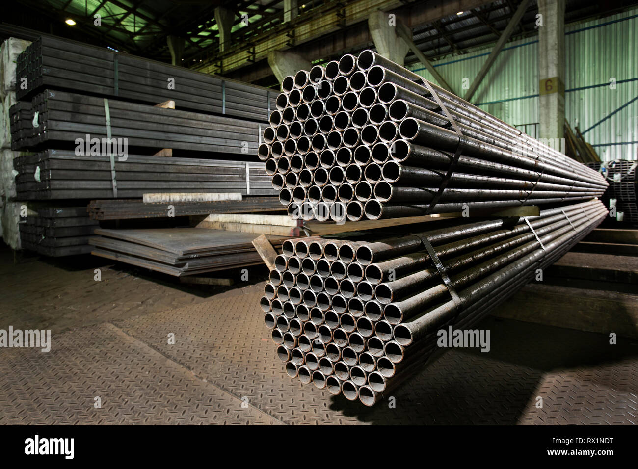 Tubi metallici in fabbrica Foto Stock