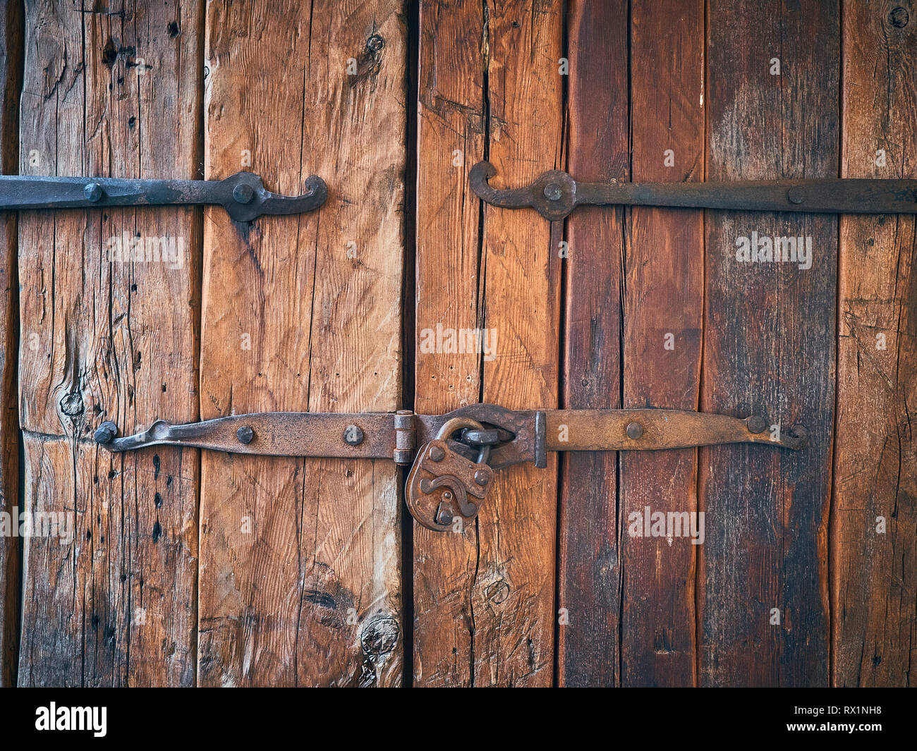 Close-up di chiusura porte in legno Foto Stock