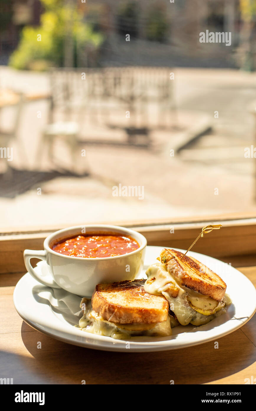 Maschio con chitarra al caffè nel centro di Twin Falls, Idaho. Foto Stock