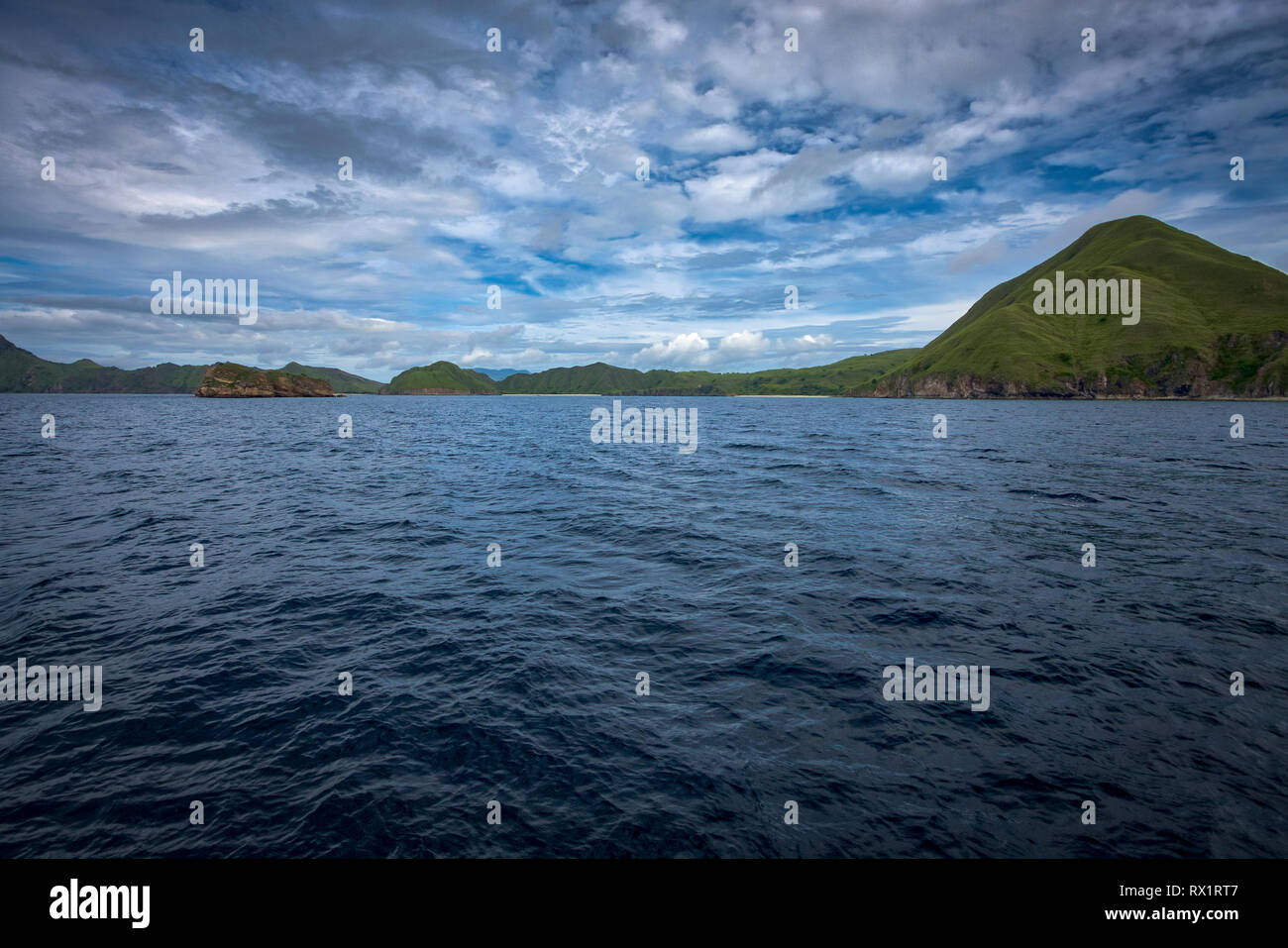 Parco Nazionale di Komodo è situato al centro dell'arcipelago indonesiano, tra Sumbawa e Flores isole. Casa unica di drago di Komodo. Foto Stock