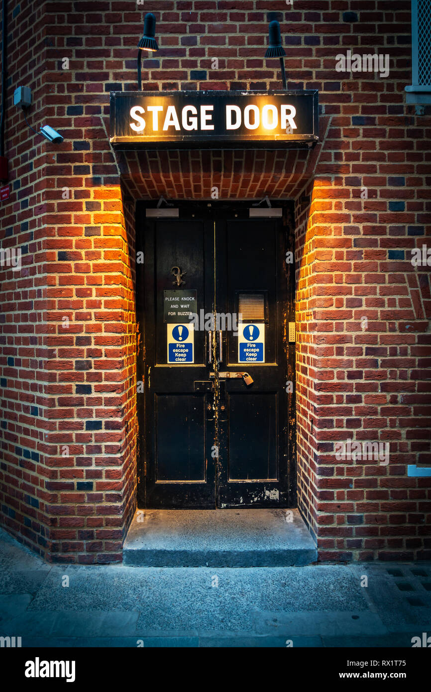 A piena altezza porta e Stage Door segno illuminato con faretti ad uno stadio porta di Cambridge Theatre in Shelton Street, Covent Garden, Londra Foto Stock