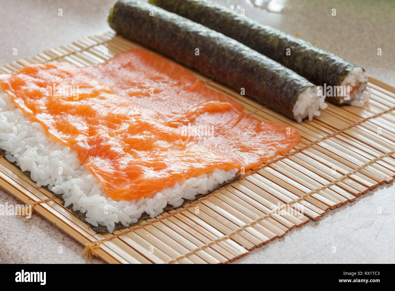 Rendendo il sushi. Il processo di realizzazione di sushi in cucina. Foto Stock