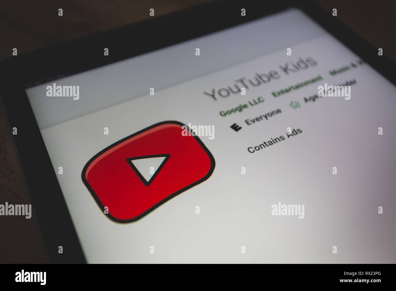 YouTube Kids app logo su Google Play store è mostrato sulla schermata di tablet Foto Stock