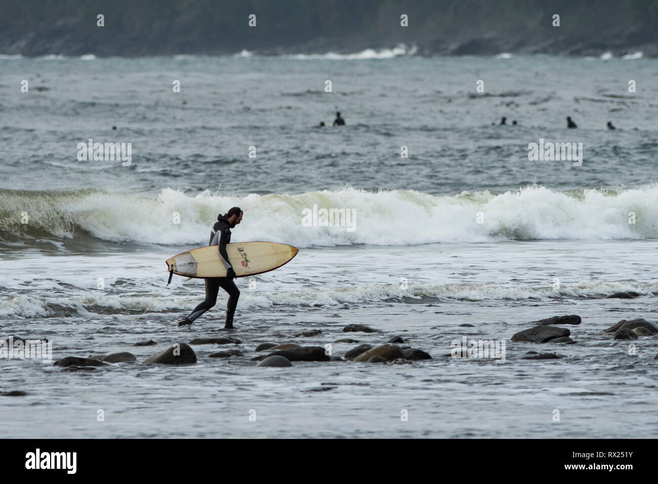 Surfer sulla spiaggia Sombrio, Juan de Fuca Trail, Isola di Vancouver, BC Canada Foto Stock