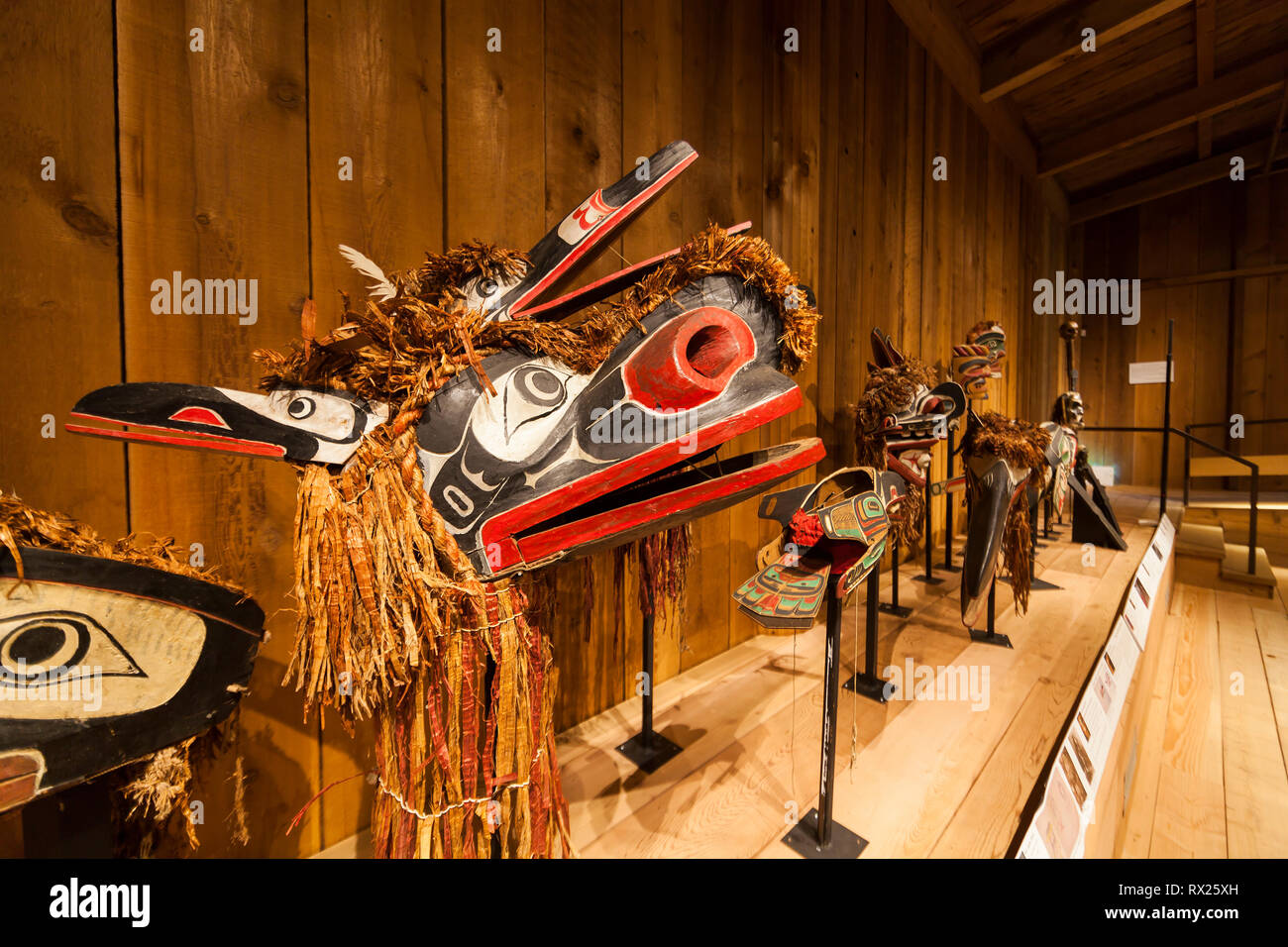 Le maschere utilizzate nella danza Hamatsa includono questi uomini che mangiano uccelli, servitori di Baxwbakwalanuksiwe. In mostra presso l'U'Lista Cultural Center di Alert Bay, Cormorant Island, British Columbia, Canada Foto Stock