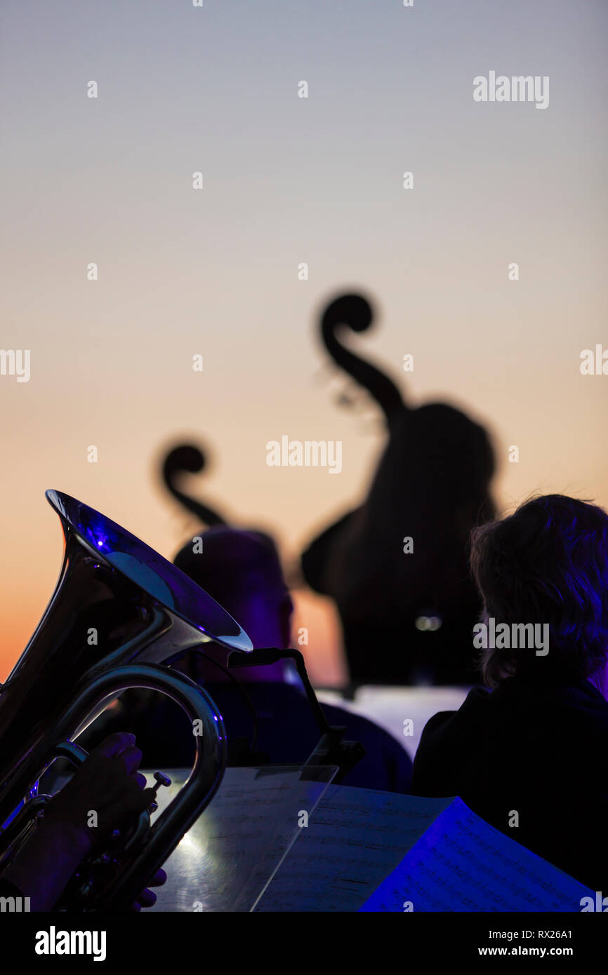 Musicisti suonano in serata ad un esterno di musica classica in sede Courtenay, Il Comox Valley, l'isola di Vancouver, British Columbia, Canada Foto Stock