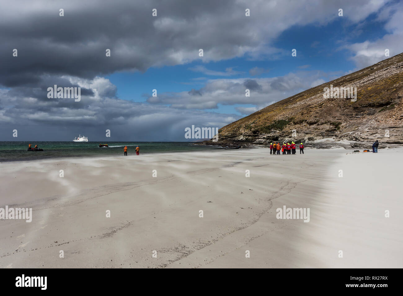 Un avvicinamento storm rende difficile un atterraggio su un vento spiaggia spazzata su Saunders Island, Isole Falkland Foto Stock