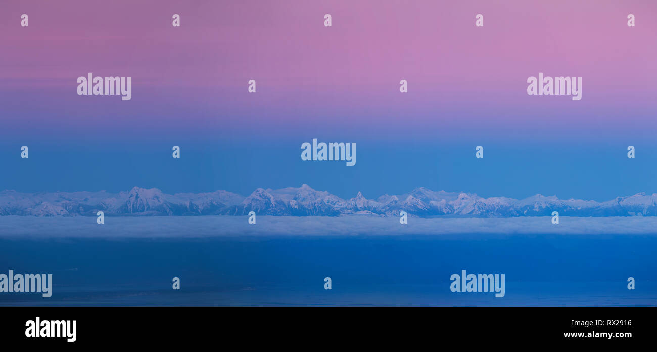 Il freddo le sfumature del colore stabilirsi al di sopra della British Columbia Coast gamma dopo il tramonto. Coast Mountains, British Columbia, Canada Foto Stock