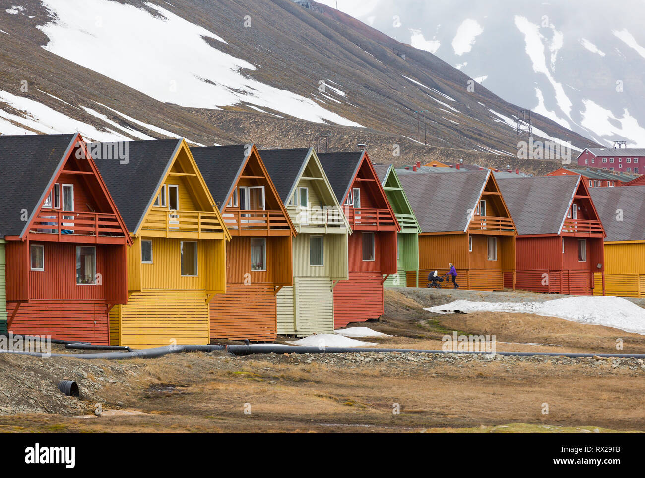 Progettata in modo semplice case di riga si combinano con forte contrasto di colore a Longyearbyen, Spitsbergen, Svalbard, Norvegia. Foto Stock