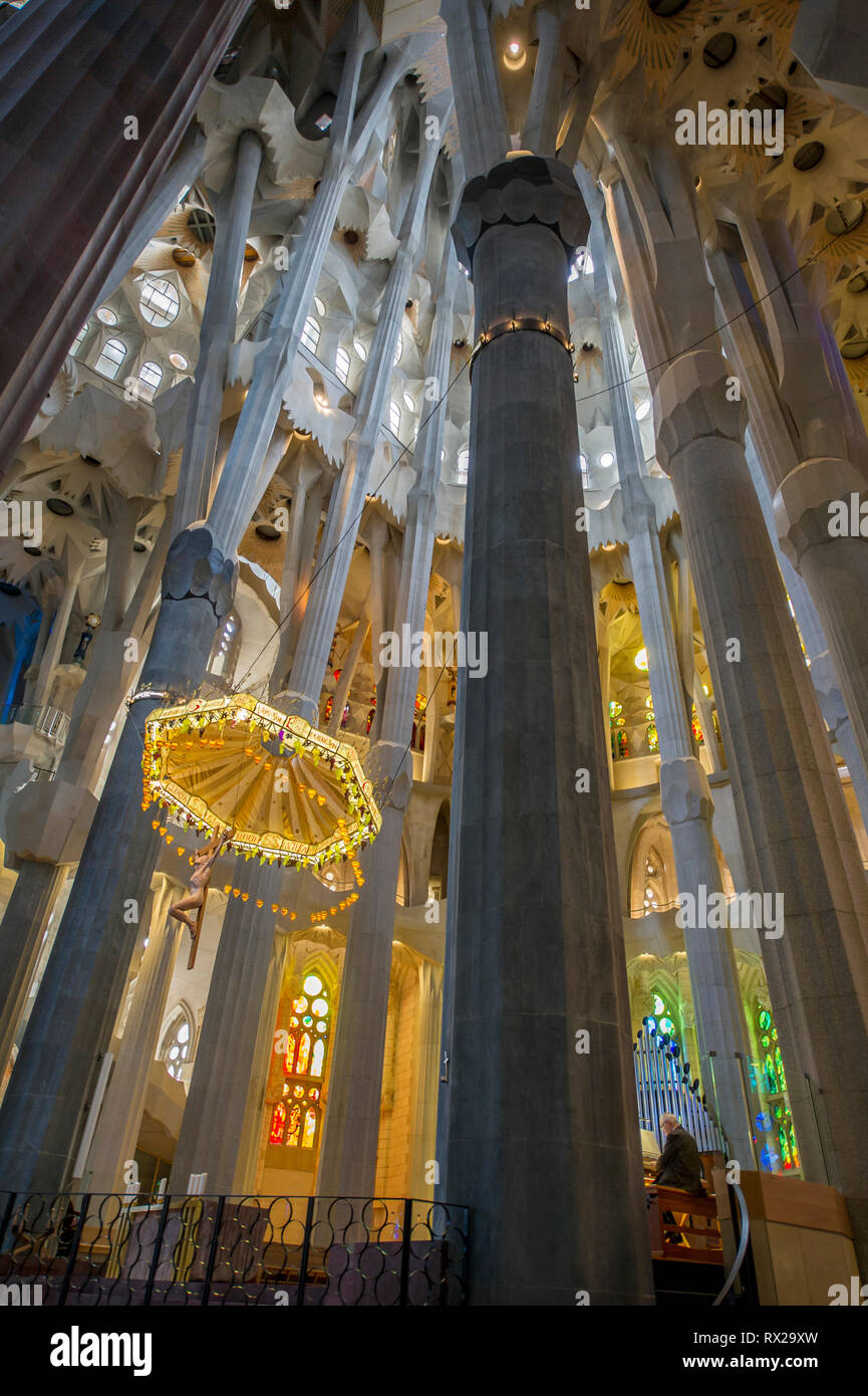 Chiesa organista giocare all'interno cattedrale Sagrada Familia interno Foto Stock