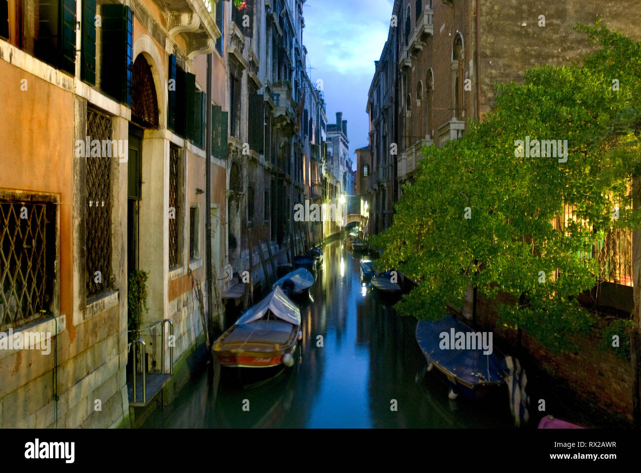 Barche su un canale di Venezia Foto Stock