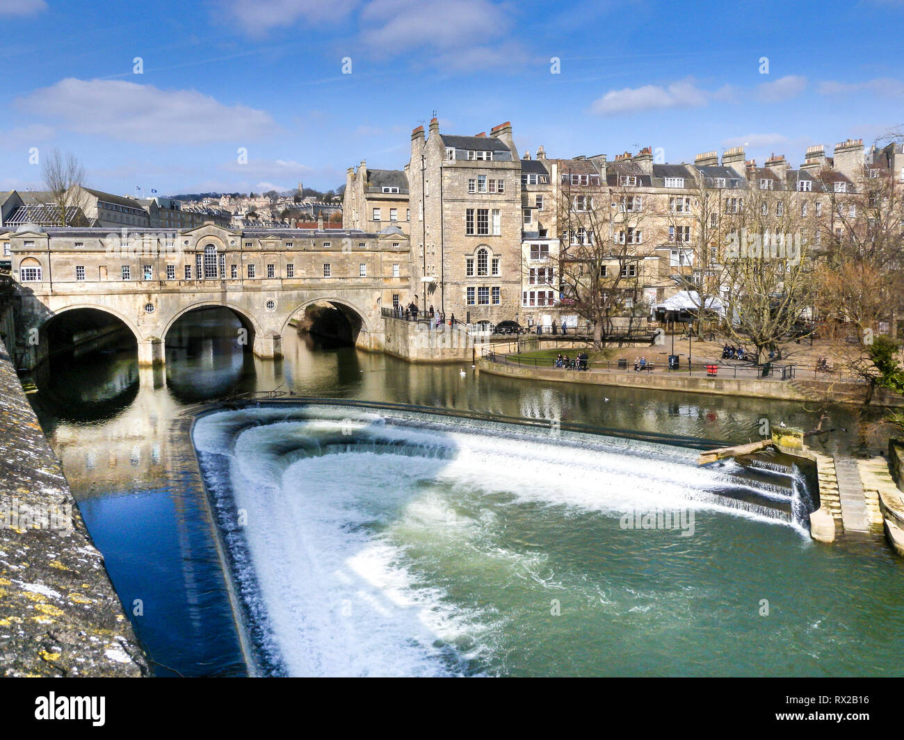 Pulteney Bridge e il fiume Avon terrapieno nella città di Bath Foto Stock