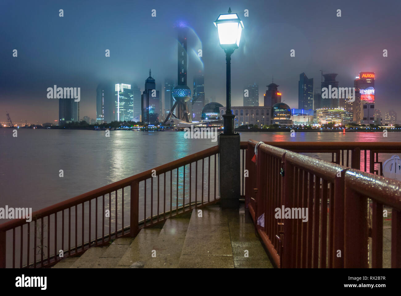 La Oriental Pearl TV Tower e il Pudong skyline di piogge monsoniche, Shanghai Foto Stock