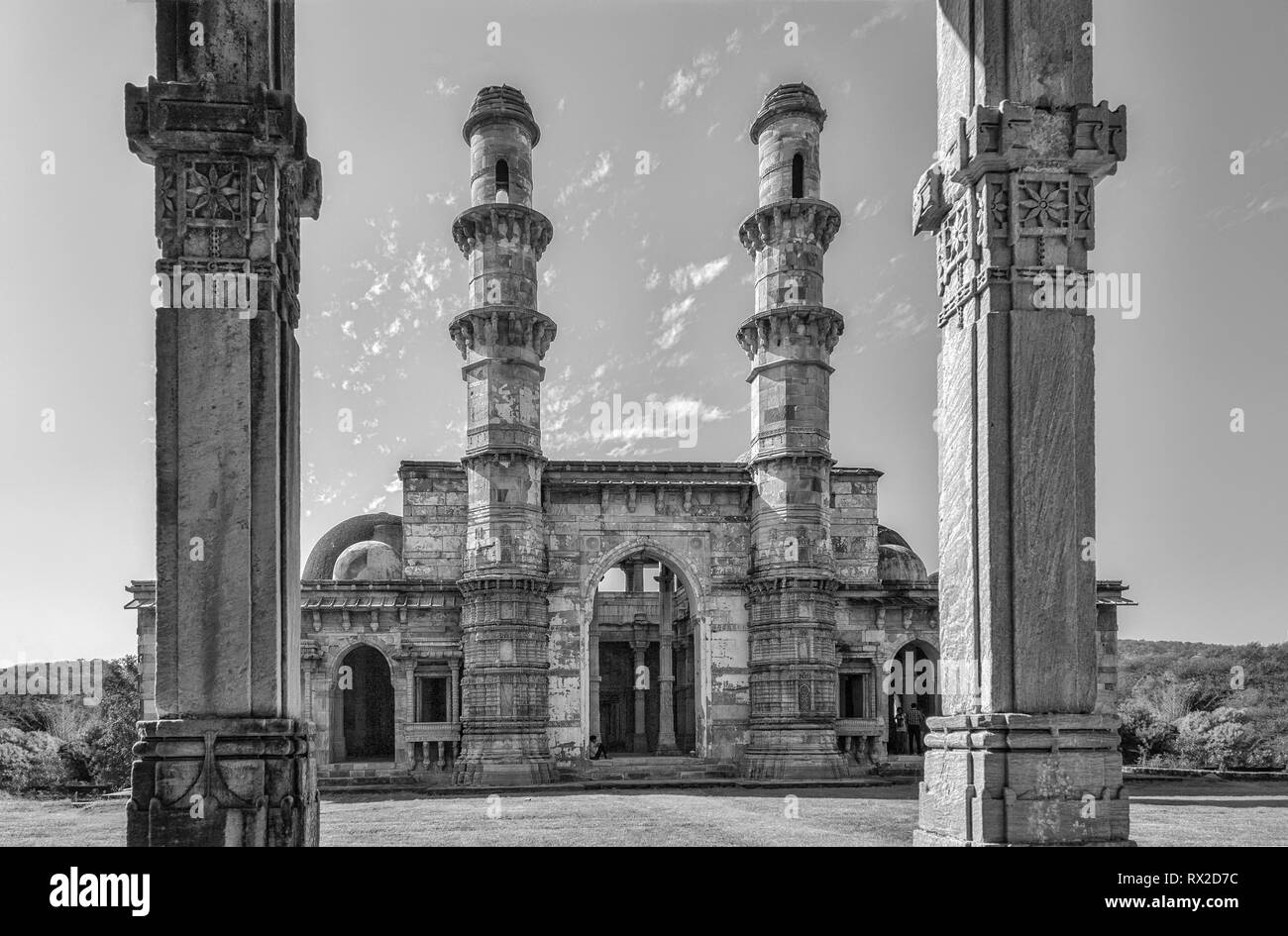 Champaner , Pavagadh , Gujarat , India-December 07, 2014-una vista di Kevda Masjid da cenotafio in fra due pilastri. Foto Stock