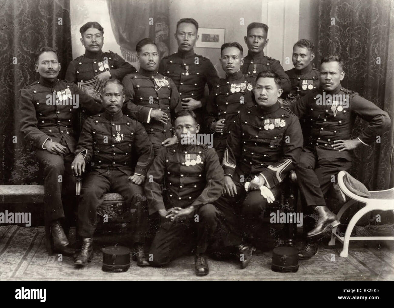 Undici giavanese soldati K.N.I.L. raccolti nei Paesi Bassi per la ri-sepoltura del Generale Van Heutsz. Ciascuno di essi è decorato con una o più medaglie. Amsterdam, giugno 9, 1927. Foto Stock