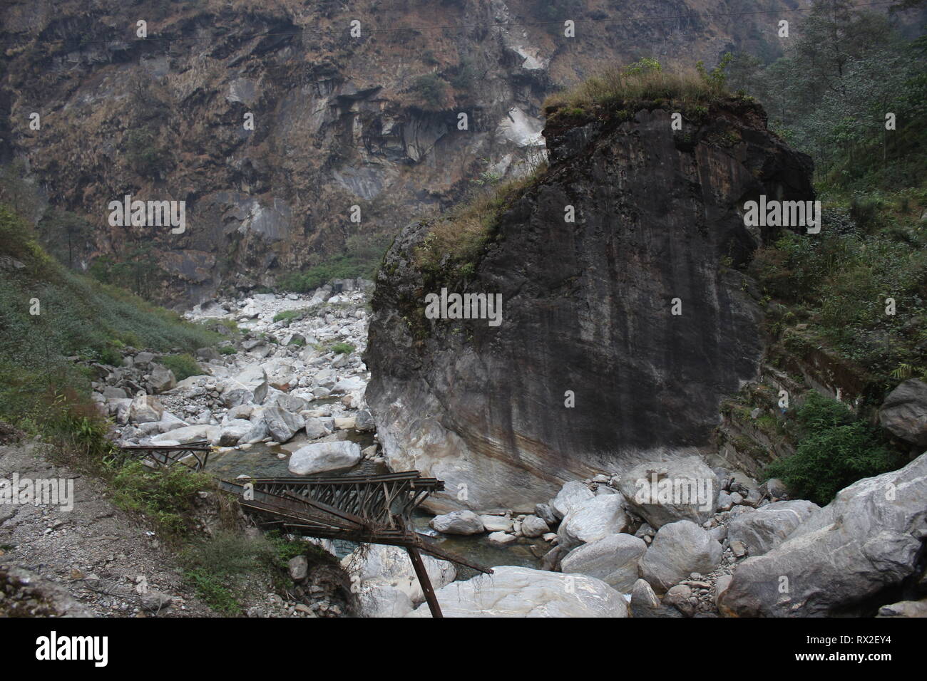 Questa foto è stata scattata da Sikkim. Questa è una visione naturale della cascata. Questa cascata crea un fiume di questo fiume è risorse di energia rinnovabile Foto Stock