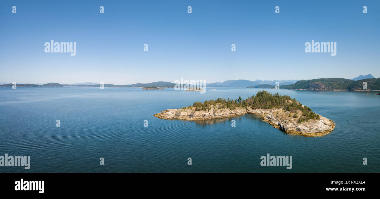 Antenna vista panoramica di un'isola rocciosa durante una vibrante soleggiata giornata estiva. Prese vicino a Powell River, Sunshine Coast, British Columbia, Canada. Foto Stock