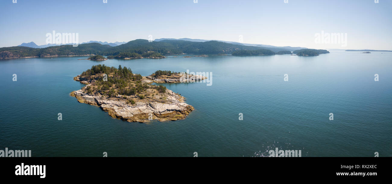 Antenna vista panoramica di un'isola rocciosa durante una vibrante soleggiata giornata estiva. Prese vicino a Powell River, Sunshine Coast, British Columbia, Canada. Foto Stock