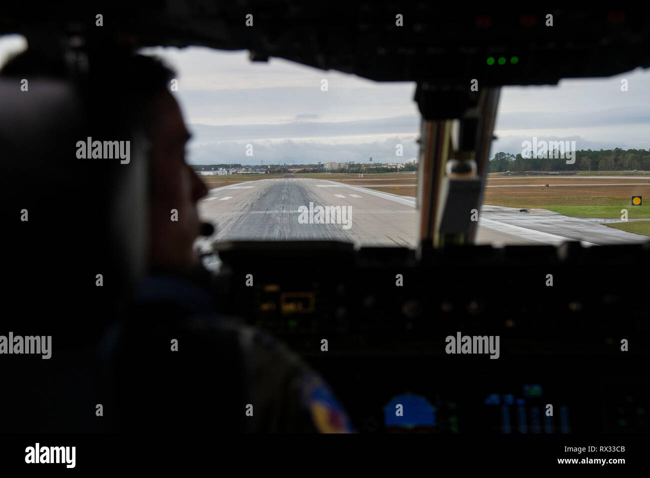 Una C-17 Globemaster III dal 3° Airlift Squadron alla Dover Air Force Base, Del., taxi sulla pista prima del decollo come parte di esercizio Jersey Devil 19 Marzo 3, 2019. Jersey Devil è il comune più grande mobilità di base esercizio dal 2009 con sei unità compreso sia active duty e riservare gli avieri. (U.S. Air Force foto di Airman 1. Classe Zoe M. Wockenfuss) Foto Stock