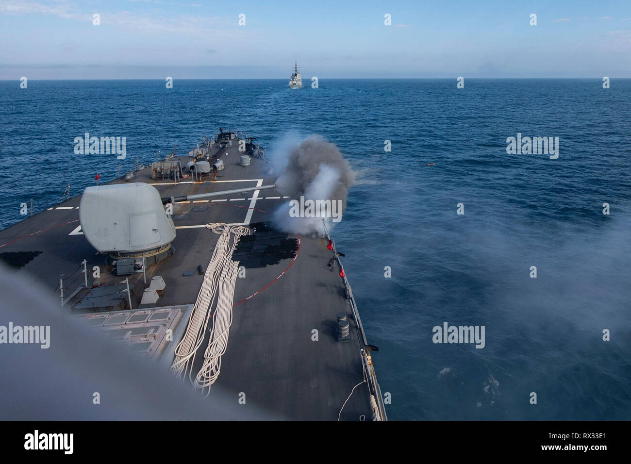 190222-N-DA095-0236 OCEANO ATLANTICO (feb. 22, 2019) Il marchio 45 5 pollici pistola a bordo della Arleigh Burke-class guidato-missile destroyer USS Gonzalez (DDG 66) incendi durante un'esercitazione a fuoco. Gonzalez è in corso composito conduttore unità di addestramento esercizio (COMPTUEX) con supporto Strike gruppo (CSG) 12. I componenti del CSG 12 incarnano un 'team-di-squadre' concetto, che unisce la superficie avanzata, aria, sistemi e risorse per creare e sostenere la capacità operativa. Questo consente loro di preparare e condurre operazioni globali, sono efficaci e durevoli di comando e di controllo, e di dimostrare dedizione e c Foto Stock