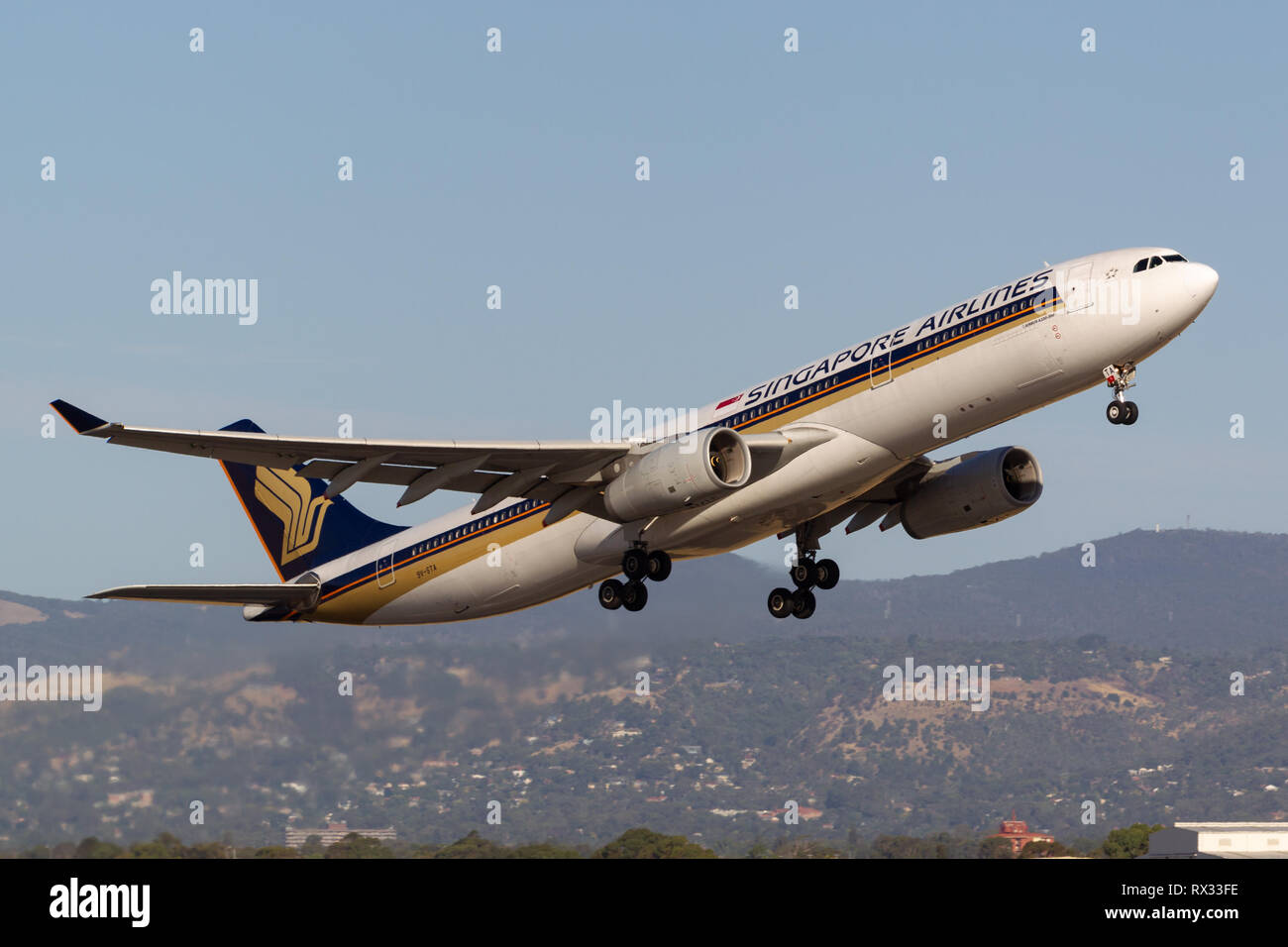 Singapore Airlines Airbus A330-343 9V-sta prendendo il largo dall'Aeroporto di Adelaide. Foto Stock