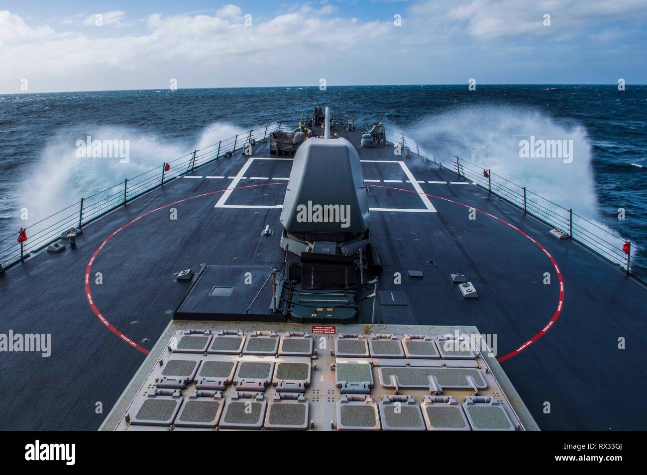 190306-N-KA046-0129 OCEANO ATLANTICO - (6 marzo 2019) - Il Arleigh Burke-class guidato-missile destroyer USS Porter (DDG 78) opera nell'Oceano Atlantico, 5 marzo 2019. Porter, distribuita a Rota, Spagna, è sulla sua sesta patrol NEGLI STATI UNITI Sesta flotta area di operazioni a sostegno degli Stati Uniti gli interessi di sicurezza nazionali in Europa e in Africa. (U.S. Foto di Marina di Massa lo specialista di comunicazione 2a classe James R. Turner/rilasciato) Foto Stock