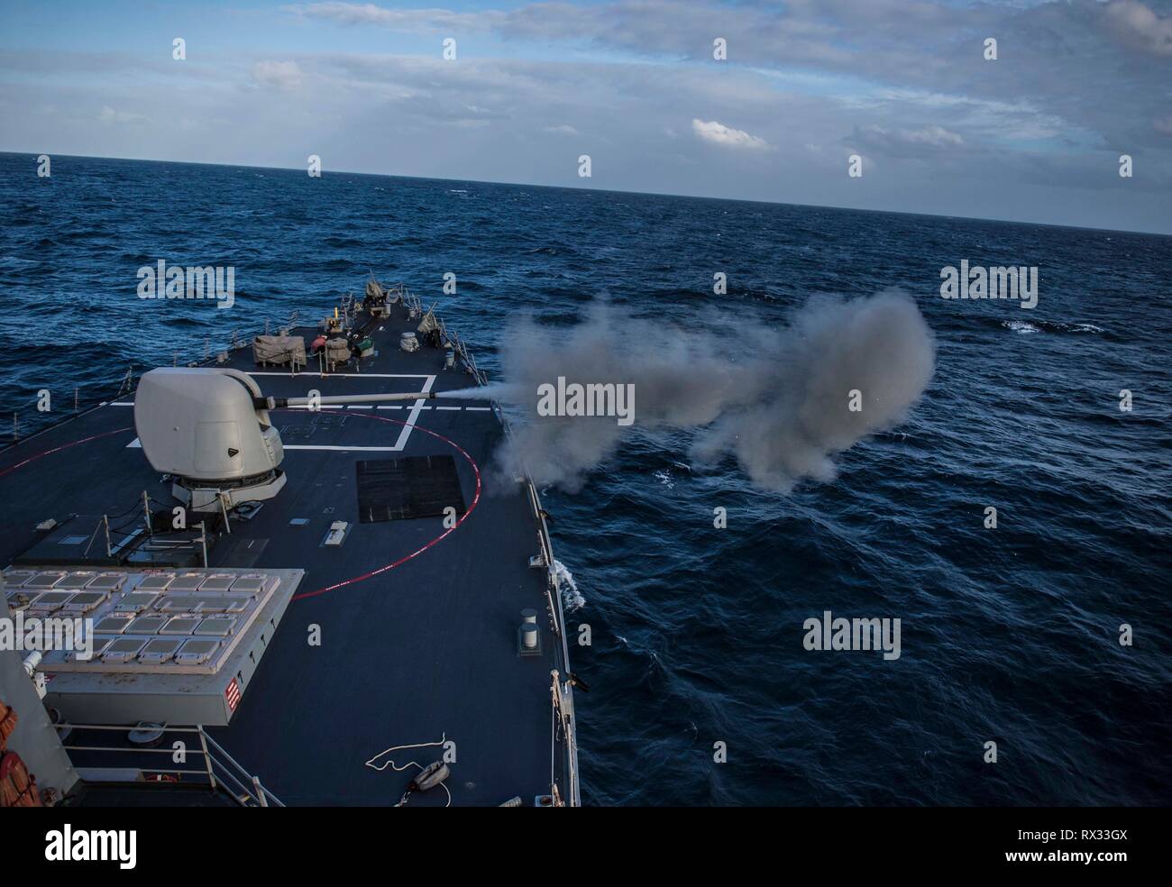 190306-N-KA046-0233 OCEANO ATLANTICO - (6 marzo 2019) - Il Arleigh Burke-class guidato-missile destroyer USS Porter (DDG 78) incendi il suo marchio 45 5 pollici andato durante un'esercitazione a fuoco nell'Oceano Atlantico, 5 marzo 2019. Porter, distribuita a Rota, Spagna, è sulla sua sesta patrol NEGLI STATI UNITI Sesta flotta area di operazioni a sostegno degli Stati Uniti gli interessi di sicurezza nazionali in Europa e in Africa. (U.S. Foto di Marina di Massa lo specialista di comunicazione 2a classe James R. Turner/rilasciato) Foto Stock