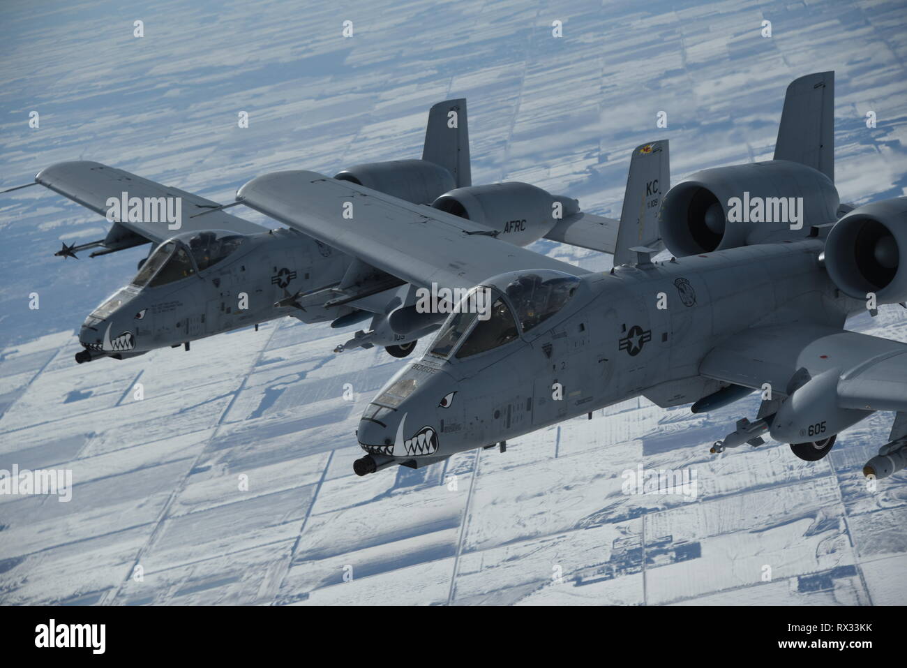 Una formazione di un-10s attaccata al 442nd Fighter Wing a Whiteman Air Force Base, Mo, si diparte un KC-135 Stratotanker dopo la ricezione di combustibile, oltre Kansas Marzo 6, 2019. Il KC-135 è attaccato alla Air National Guard 185th dell aria ala di rifornimento a Sioux City, IA e viene regolarmente programmati per fare rifornimento a-10s a fini di formazione. (U.S. Air National Guard foto di Tech. Sgt. Daniel Ter Haar) Foto Stock