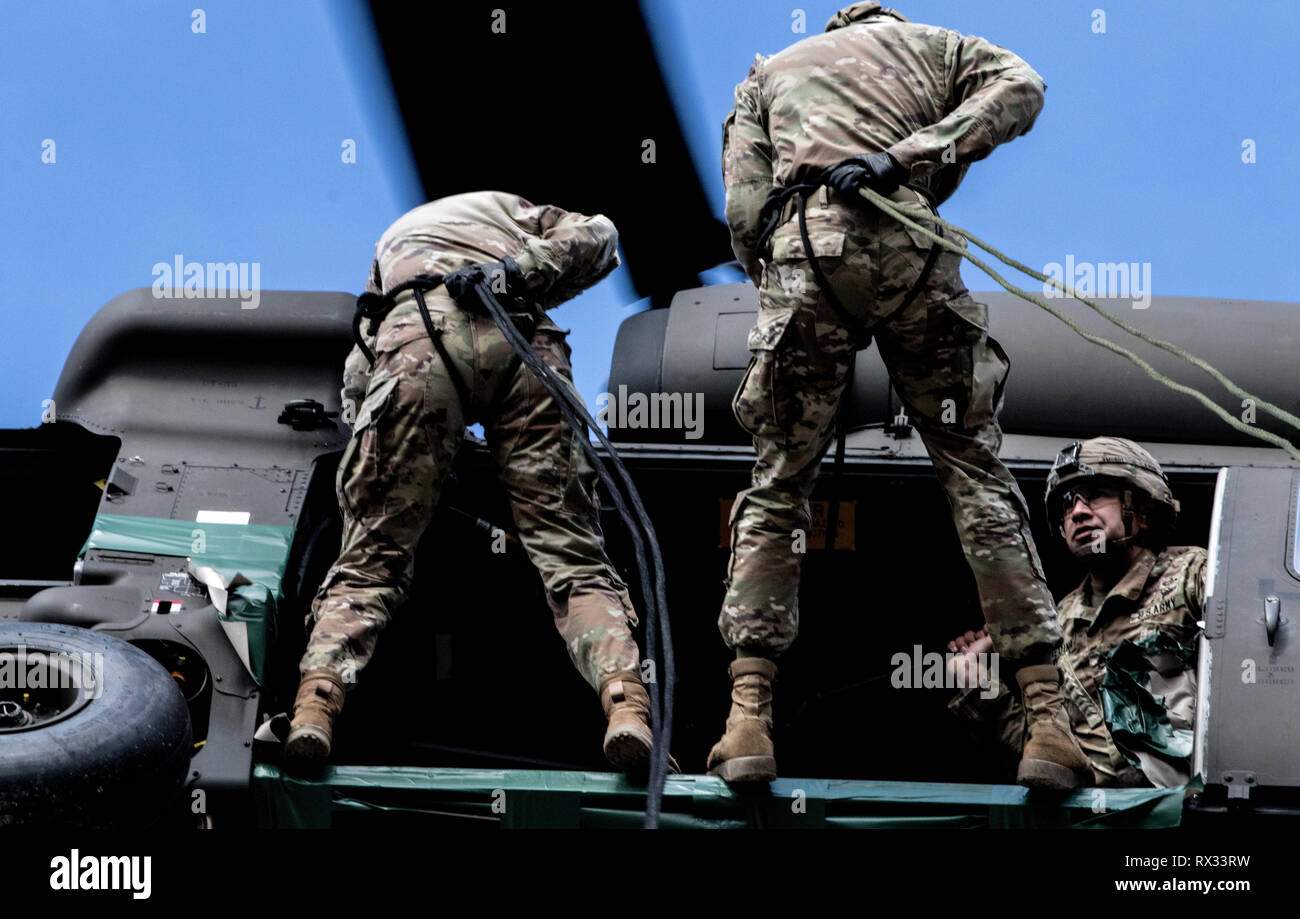 Gli studenti di Fort Hood Air Assault scuola condotta rappel operazioni. I soldati che hanno partecipato all'allenamento apprese le nozioni di base di Air Assault operazioni da istruttori del Guerriero Fantasma Academy. (U.S. Esercito foto di Sgt. Gregory Hunter, 7 Mobile degli affari pubblici distacco) Foto Stock