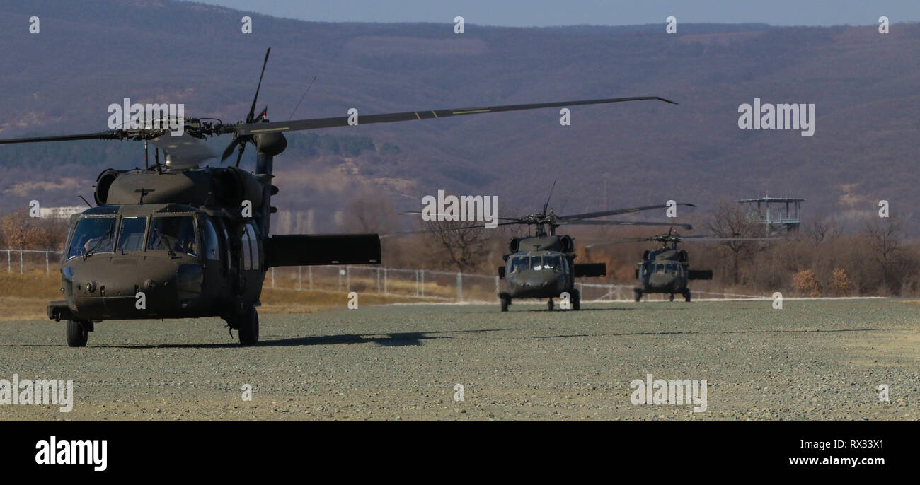 UH-60 elicotteri Blackhawk 3elicottero d'assalto Battaglione, 1° Reggimento di aviazione, 1a combattere la Brigata Aerea, 1a divisione di fanteria, terra in formazione sul campo aereo a Novo Selo Area Formazione, Bulgaria, Marzo 4, 2019. 3-1 AHB ha iniziato di recente una rotazione in Romania a sostegno di Atlantic risolvere, un comune impegno della NATO per costruire la prontezza e rafforzare il legame tra alleati e partner le nazioni attraverso formazione multinazionale. (U.S. Esercito foto di Sgt. Gavin Lewis) Foto Stock