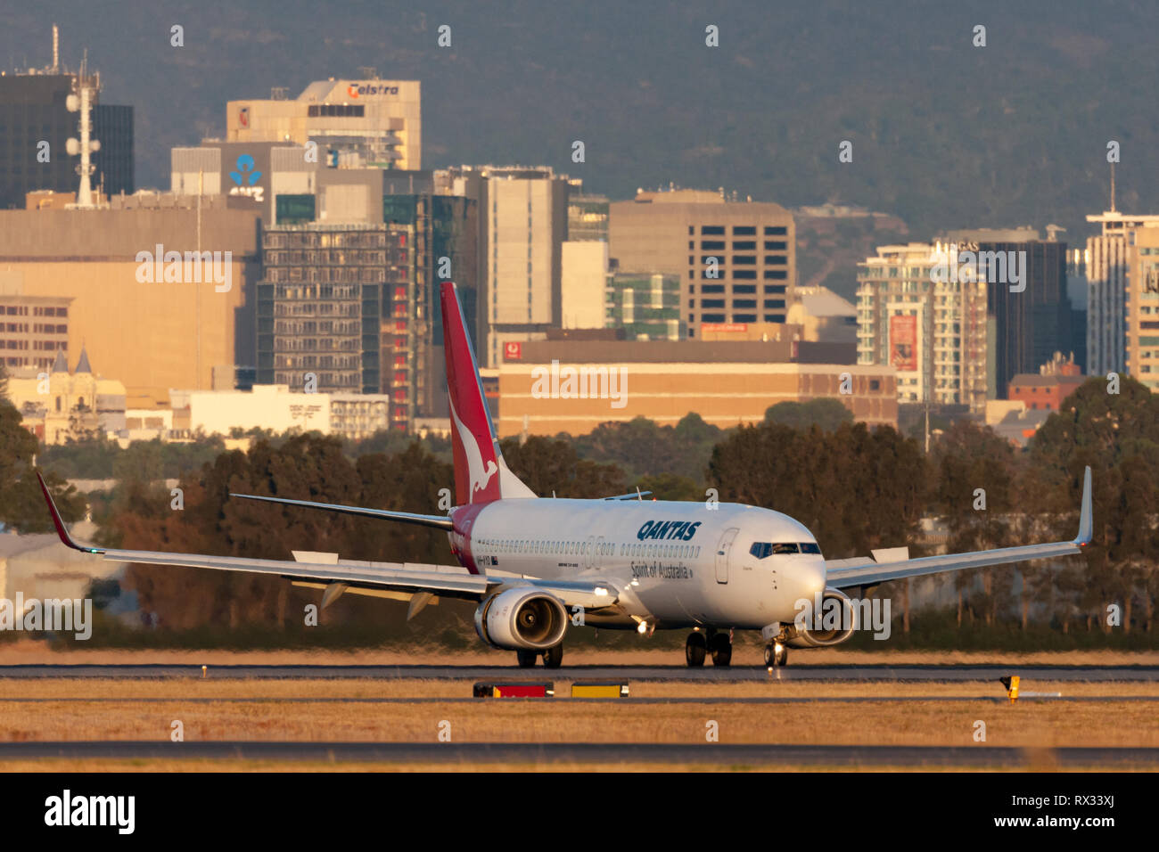 Qantas Boeing 737 sulla pista di aeroporto di Adelaide. Foto Stock