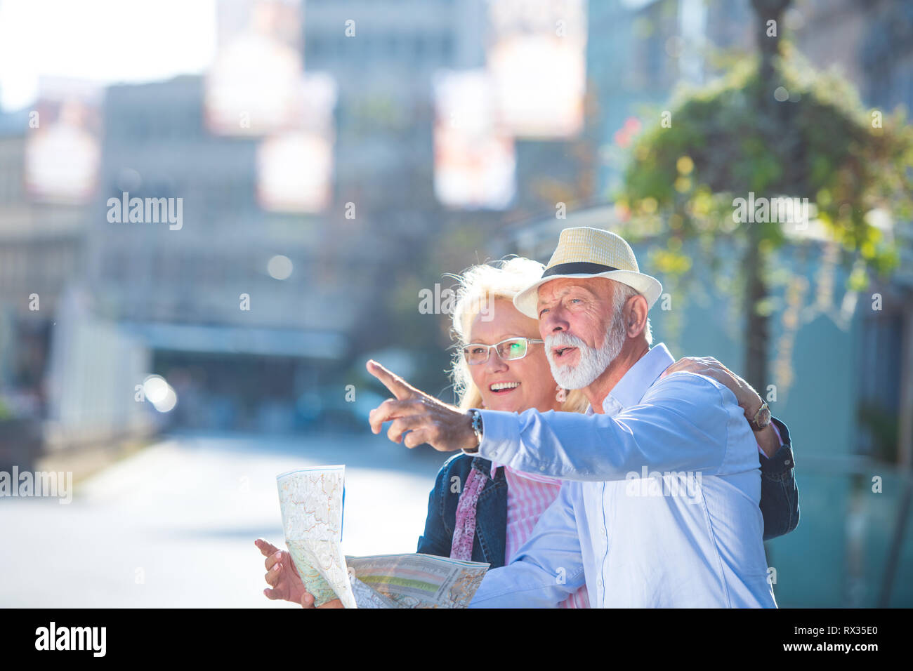 Coppia senior di turisti in cerca di una mappa della città Foto Stock