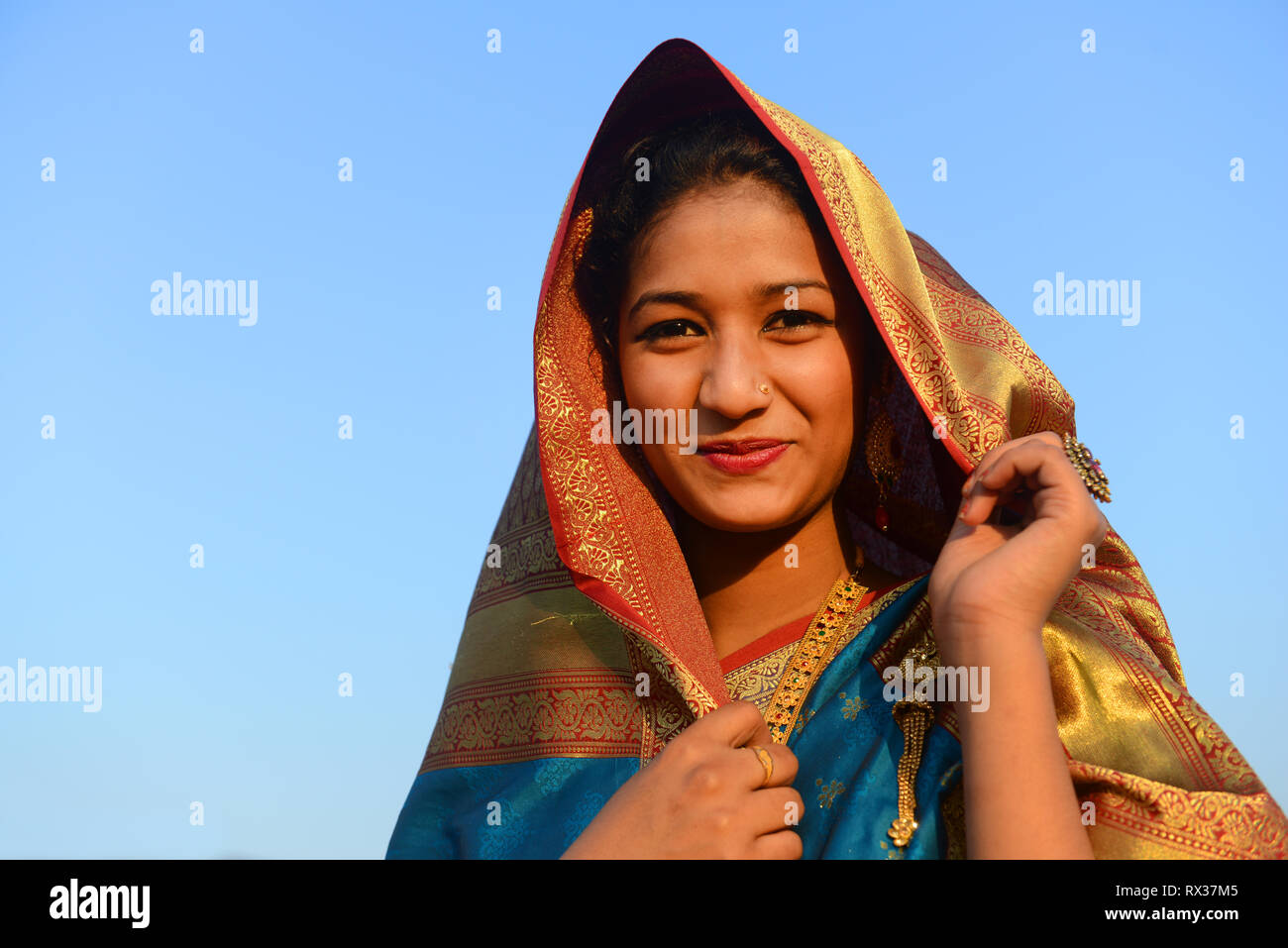 Le ragazze del Bangladesh vestito in variopinti costumi tradizionali Foto  stock - Alamy