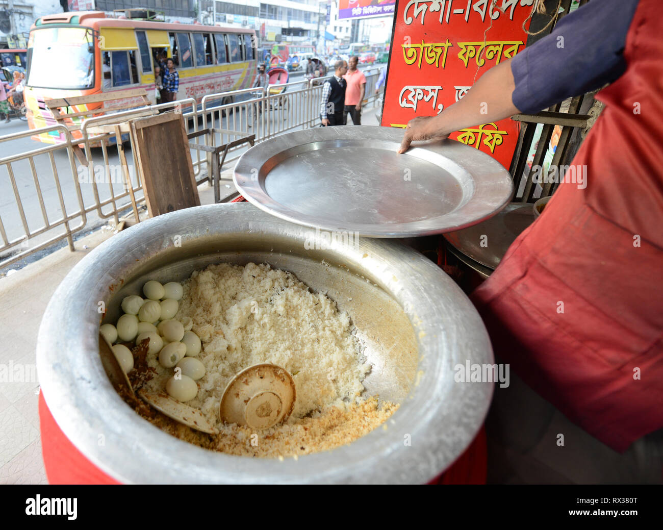 Una pentola di Biryani in uno dei molti ristoranti Biryani di Dhaka. Foto Stock