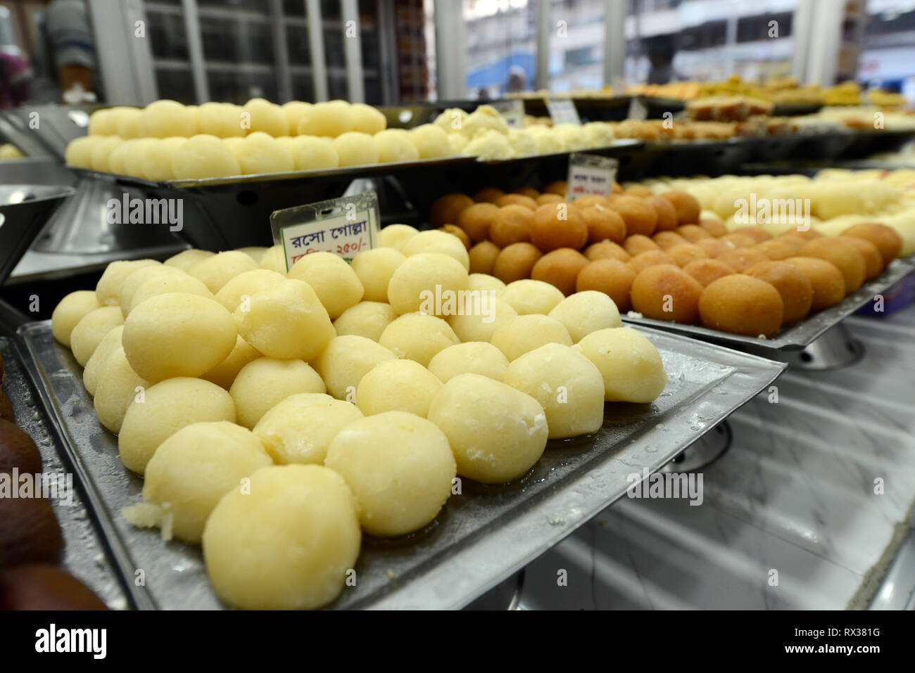 Bengali dolci in un negozio di dolci a Dhaka, nel Bangladesh. Foto Stock