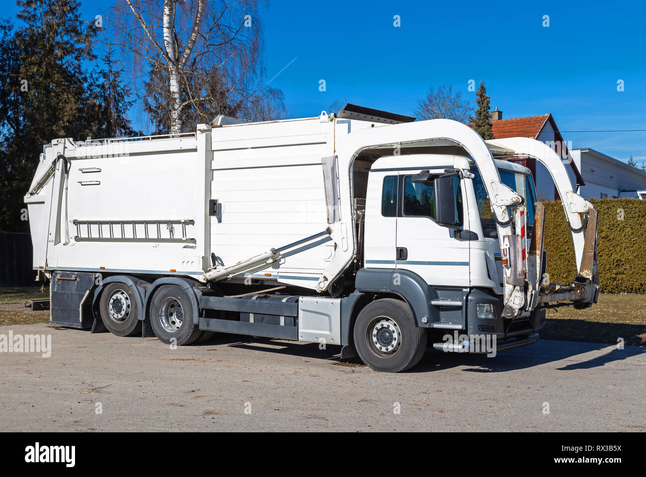 Camion della spazzatura con caricatore frontale Foto Stock