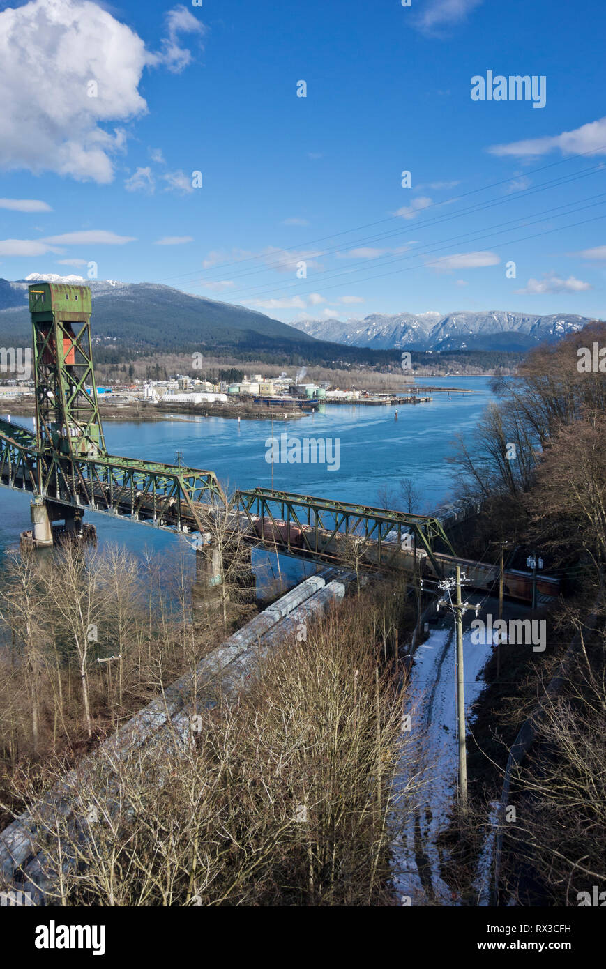 Il treno attraversa CN il ponte ferroviario a seconda che si restringe del Burrard ingresso in Vancouver, BC, Canada. Il treno attraversa Ponte a North Vancouver in inverno Foto Stock