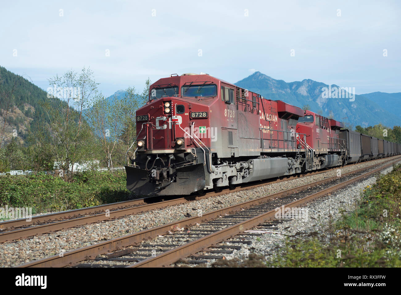 Un CP (Canadian Pacific) treno trasporta carichi di carbone nei pressi di speranza, BC, Canada Foto Stock