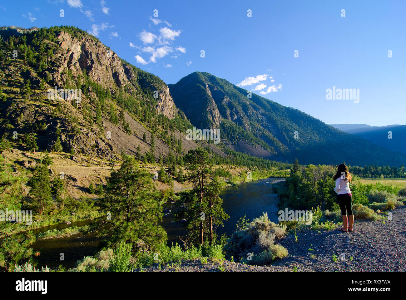 Giovani donne appare come prima serata la luce illumina il fiume Similkameen Valley, vicino a Keremeos, British Columbia, Canada - MR 1 Foto Stock