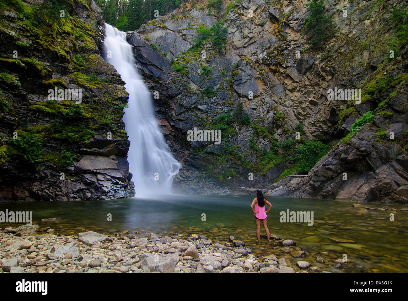 Donna escursionista si gode della vista del Tulameen Falls, vicino a Princeton, British Columbia, Canada - MR1 Foto Stock