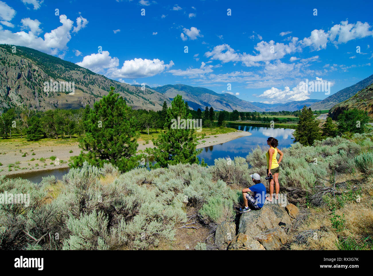 Donna e uomo di scattare foto lungo il fiume Similkameen nei pressi di Cawston, British Columbia, Canada - MR1 e ritratto di auto Foto Stock