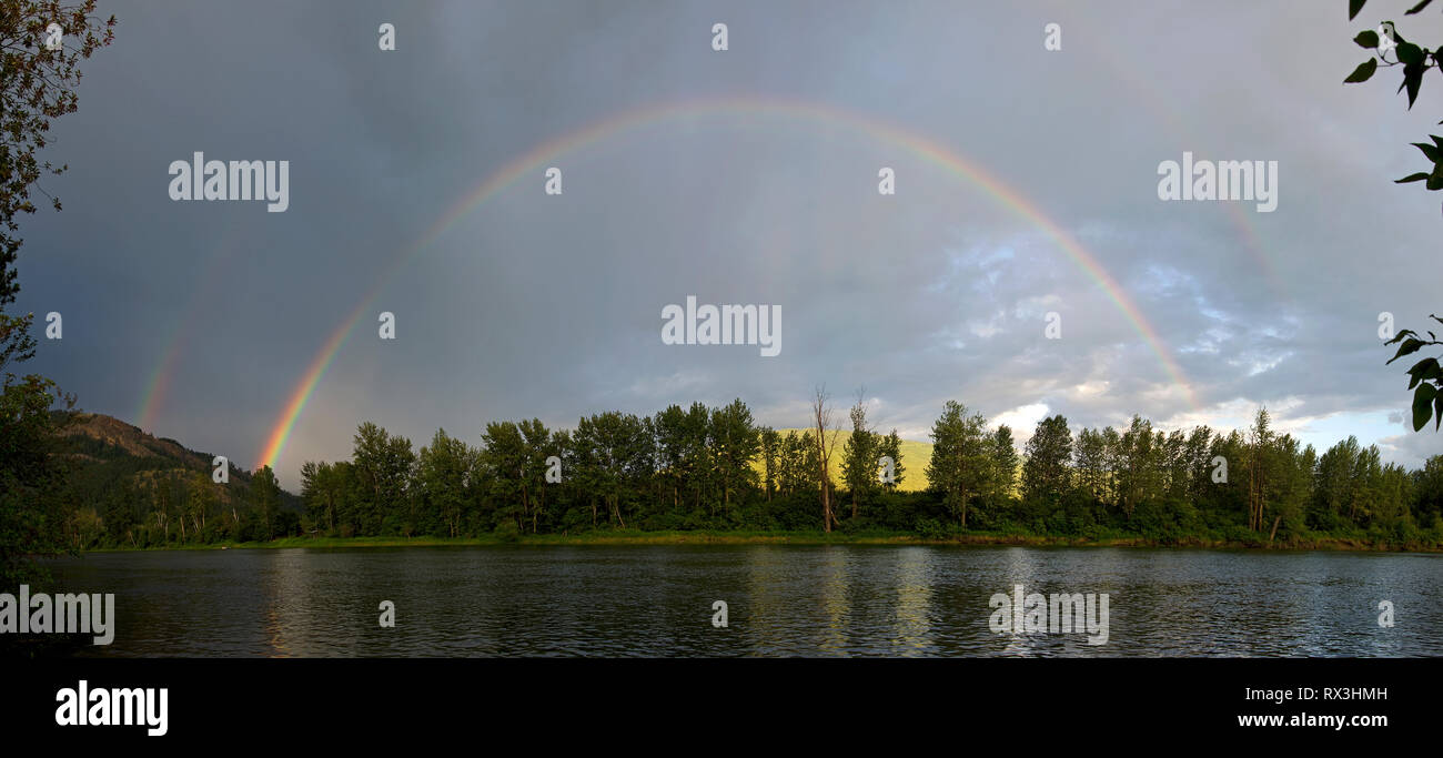 Forme Arcobaleno dopo un temporale estivo vicino Enderby, nella regione Okanagan della British Columbia, Canada Foto Stock