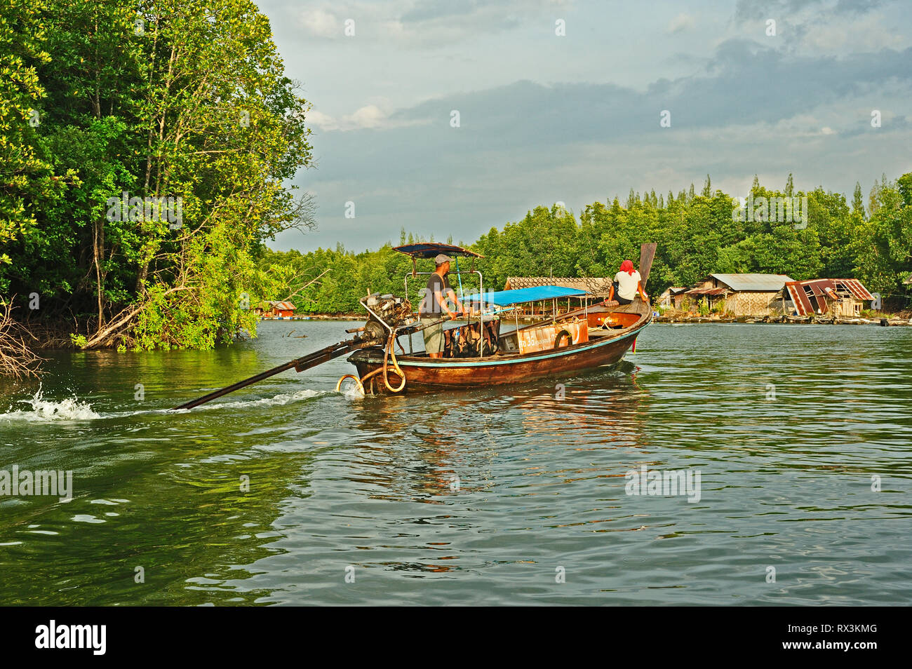 Barca a Krabi River, Krabi, Thailandia Foto Stock