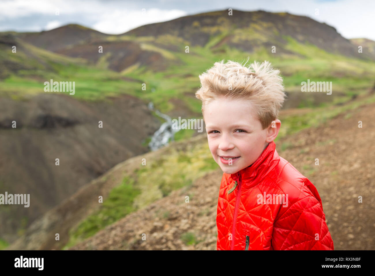 Ragazzo in vacanza in Islanda pause durante le escursioni attraverso la valle Foto Stock
