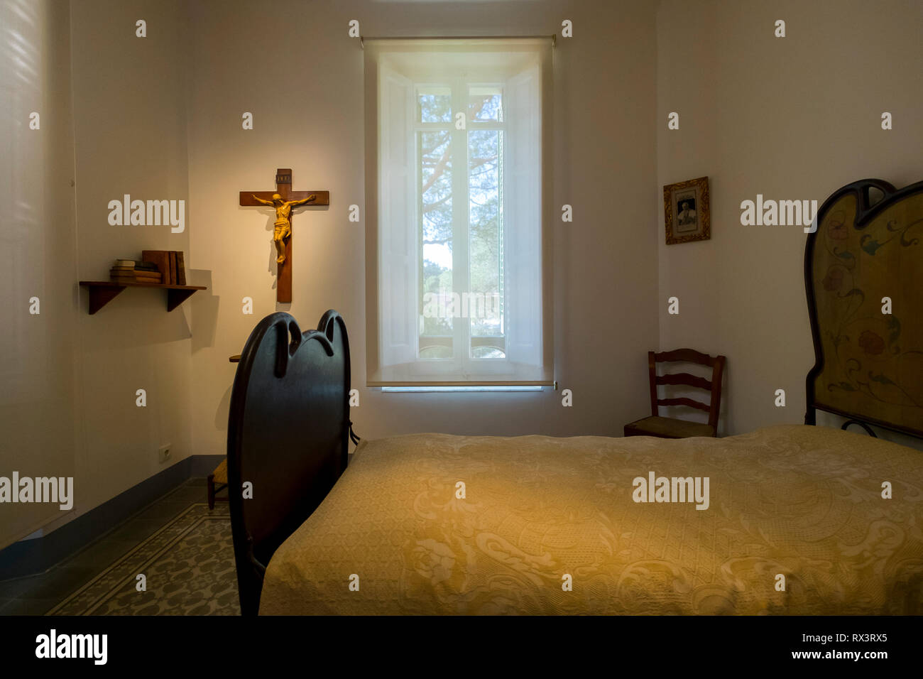 Antonio Gaudi umile camera da letto presso la casa di Gaudi Museum in Barcellona, Spagna Foto Stock