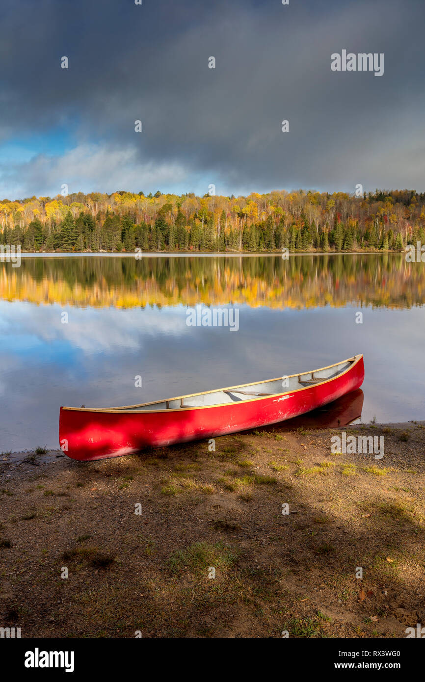 Red canoa sul lago Canisbay in Algonquin Provincial Park, Ontario, Canada Foto Stock
