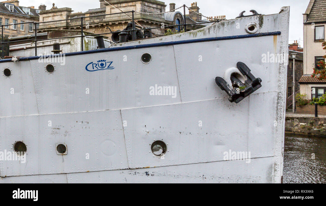 La nave Cruz, un tempo conosciuta come Ristorante De Nero, che era una nave da crociera, è ormeggiata al Queens Dock e una pletora di ristoranti di pesce Foto Stock