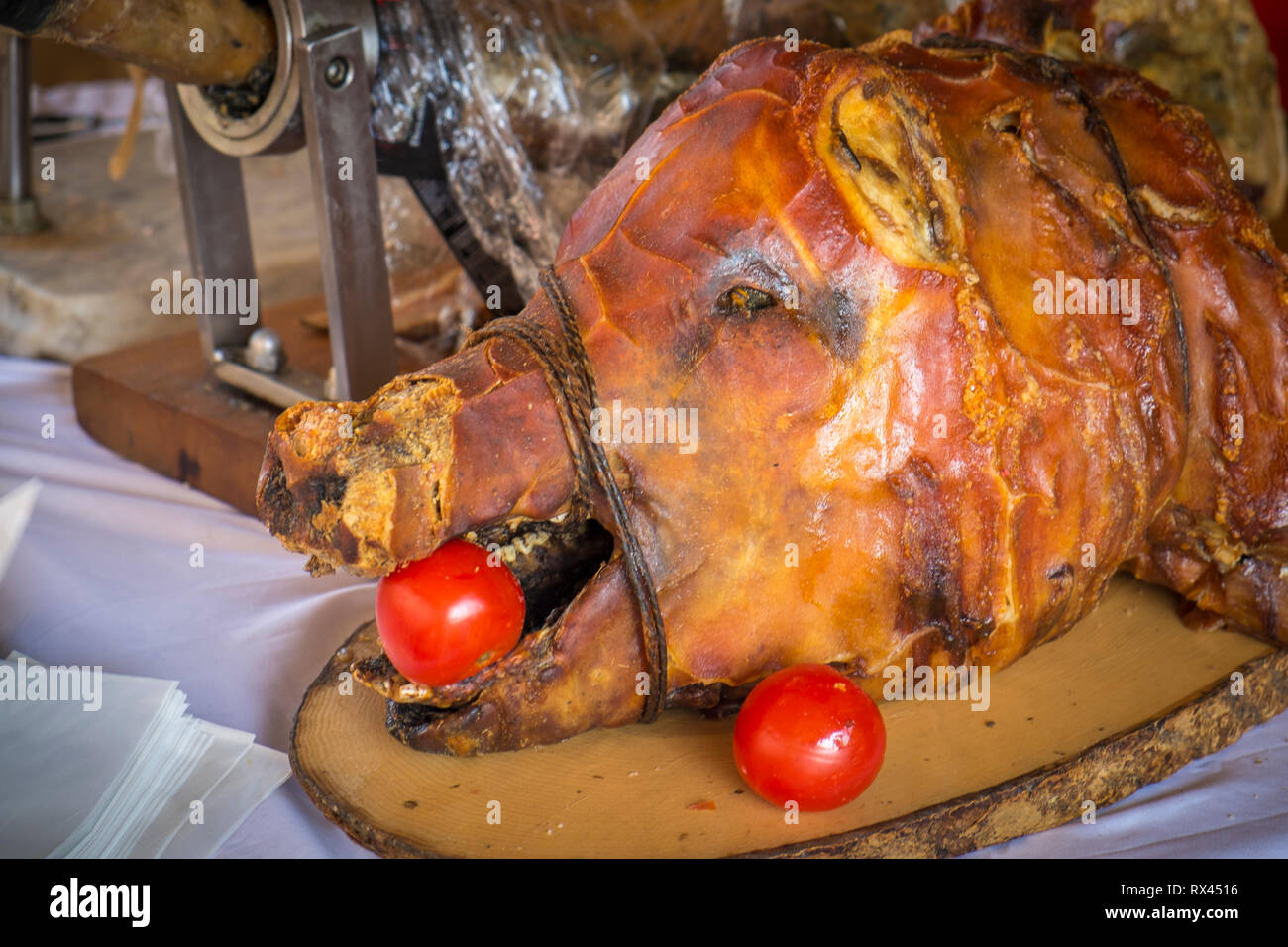 Tomaten in einem Schweinekopf Foto Stock